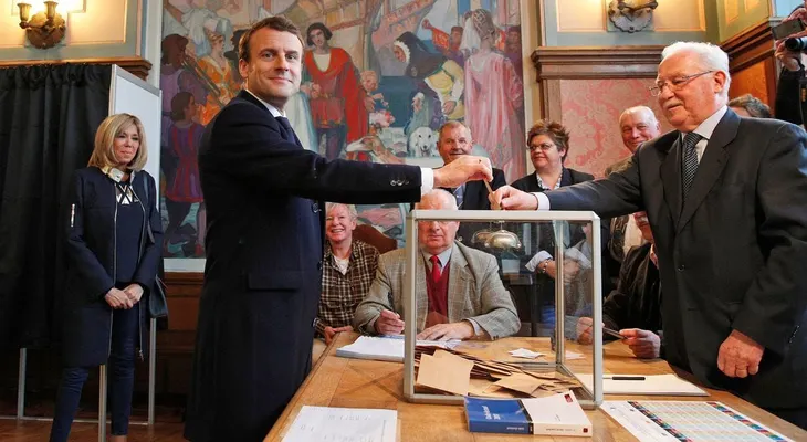 Los bocas de urna en Francia le dan una cómoda ventaja a Emmanuel Macron sobre Marine Le Pen