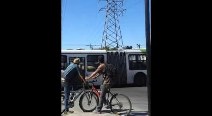 Hombre cae de una torre de alta tensión 