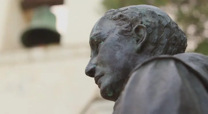 Vandalizan estatua de Junípero Serra, el misionero canonizado por el papa