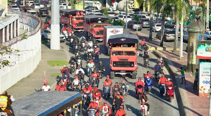 Escogidistas celebran en caravana la corona 18