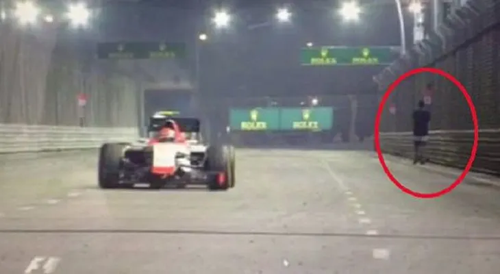 Individuo salta al circuito e interrumpe el Gran Premio de Singapur de Fórmula 1  VIDEO