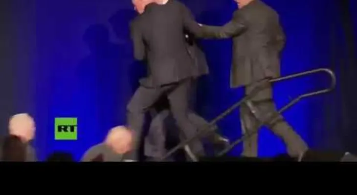 Agentes del Servicio Secreto de EEUU sacan a Trump del escenario en un mitin (VIDEO)