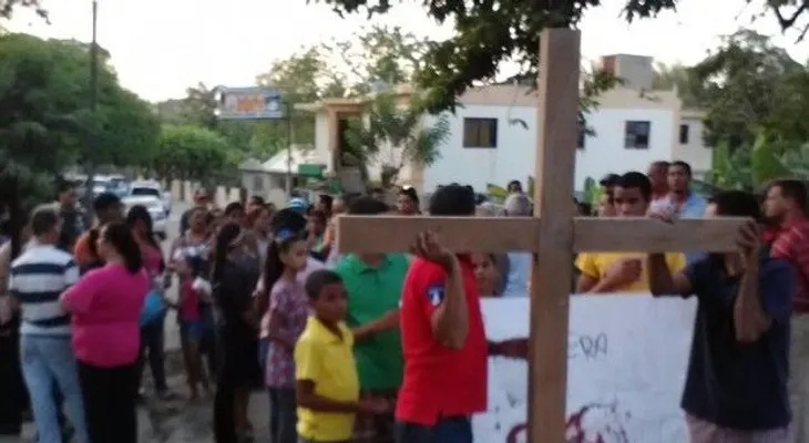 Realizan viacrucis por asfaltado de carretera en comunidad de Moca