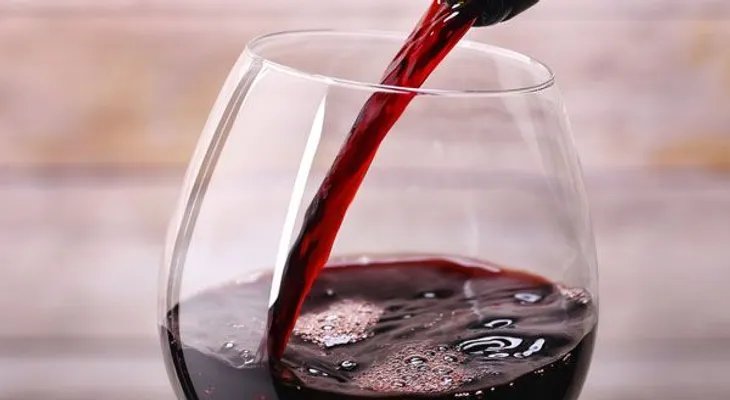 Beber vino tinto puede ayudar a quemar grasas