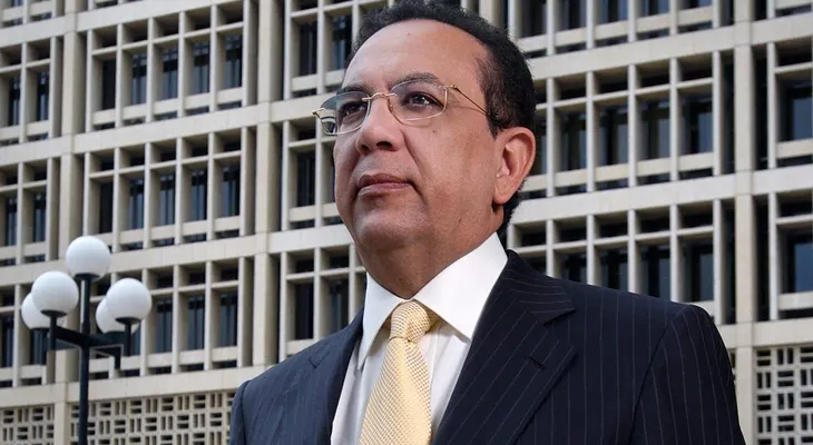 Revista Pan Finance galardona a Héctor Valdez Albizu como Gobernador de BC del Año 2021, región Latinoamérica