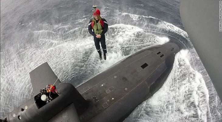 Macron desciende a un submarino nuclear en un ejercicio de simulacro