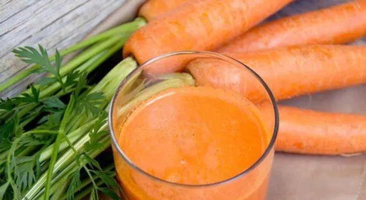 Un batido depurarativo rejuvenecedor con naranja, zanahoria, pepino y apio