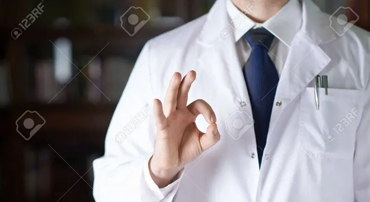 El hombre va al médico porque siente un malestar en el estómago