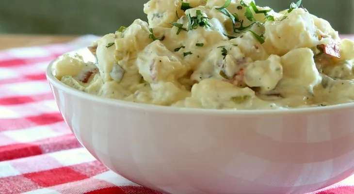 Ensalada de papa de coliflor saludable y baja en carbohidratos