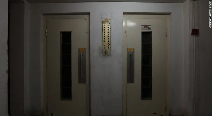 Hallan el cuerpo de una mujer en el ascensor donde quedó encerrada durante 30 días