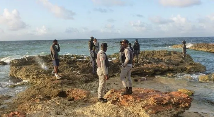 Agentes PN retiran personas cerca del Mar Caribe, en la Avenida España