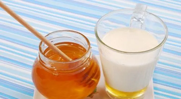 Anota los grandes beneficios de Beber una taza de leche con miel 