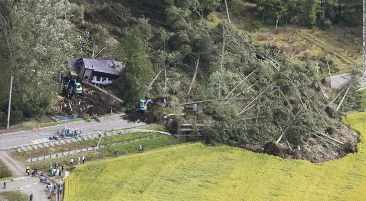 Las sorprendentes imágenes de las casas enterradas por los deslizamientos en Japón tras el sismo de magnitud 6,7