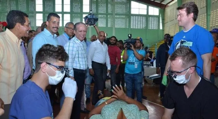 Senador del Distrito Nacional, Reinaldo Pared Pérez encabeza operativo odontológico