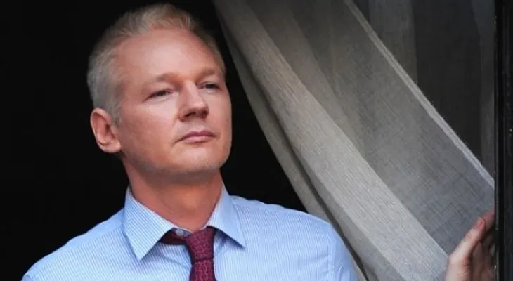Piden revocar orden de arresto contra Assange