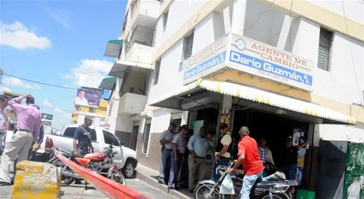 Asaltantes roban 3 millones de pesos a una agencia de cambio en Santiago.