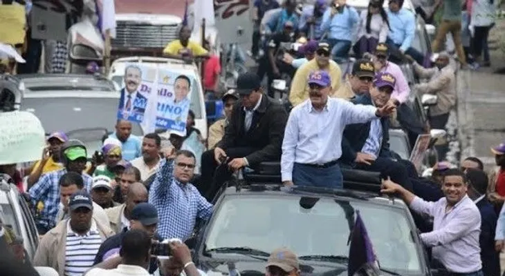 Danilo Medina realiza caravana en Santo Domingo Oeste y municipios del Sur