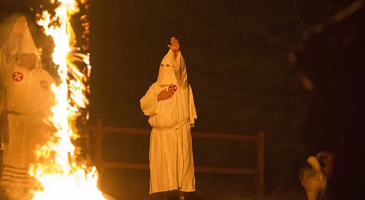 Juzgan a un abogado que va con capucha del Ku Klux Klan a reuniones gubernamentales en Los Ángeles