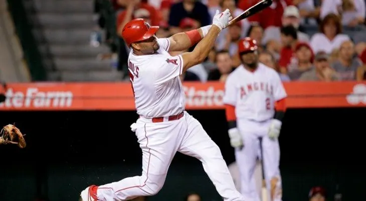Jonrón de Pujols da victoria a Angelinos sobre Piratas