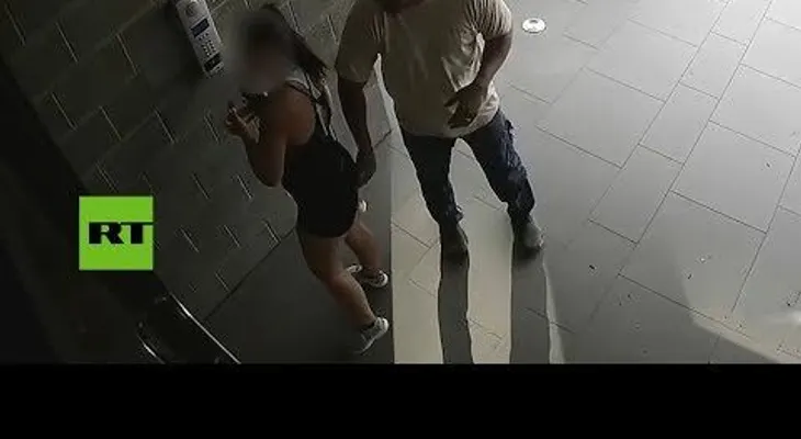La manosea varias veces porque tiene "el mejor trasero" (VIDEO)