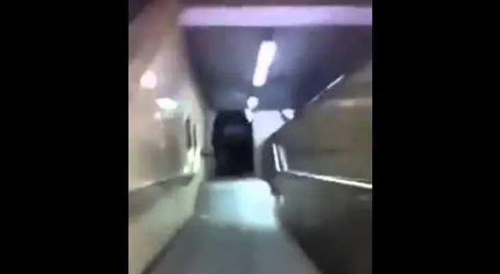 Jóvenes ebrios empujan un auto por las escaleras mecánicas del metro (VIDEO)