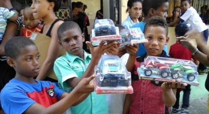 Fundación entrega juguetes a niños de escasos recursos