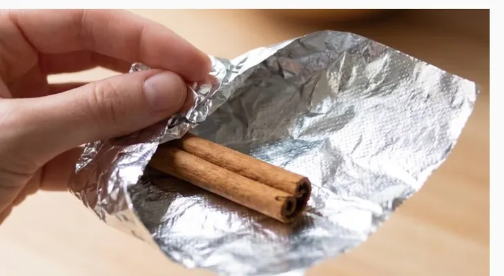 Canela en la billetera: el ritual para atraer prosperidad