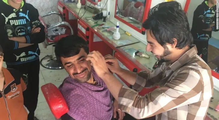 La vida después de ISIS: volverse a cortar el pelo, la barba y fumar en público