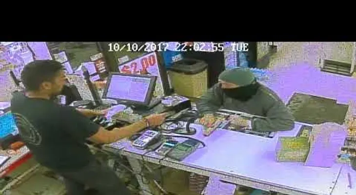 Intenta atracar una tienda pero no esperaba que el cajero lo fuera a desarmar