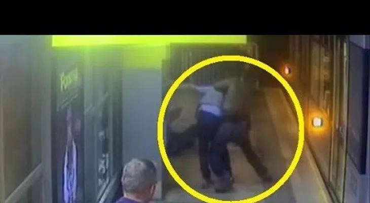 Superhéroe ocasional: Separa con una llave ninja a dos contrincantes