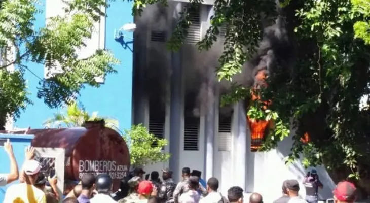 Incendio destruye depósito de armas de la PN en Azua