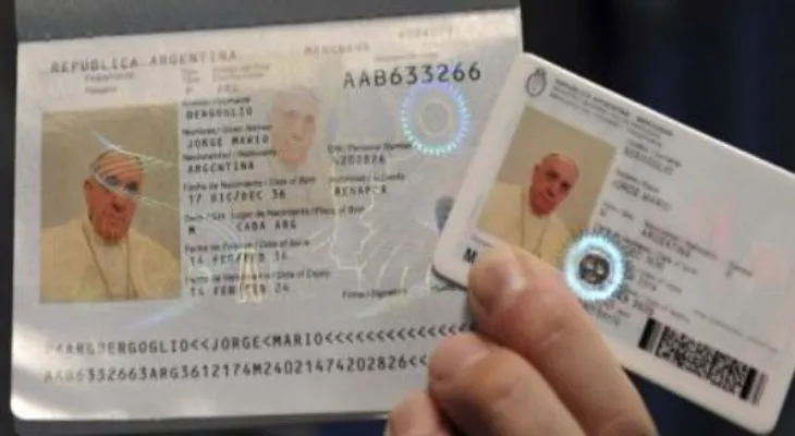 El papa Francisco: revelan con qué pasaporte viaja al extranjero