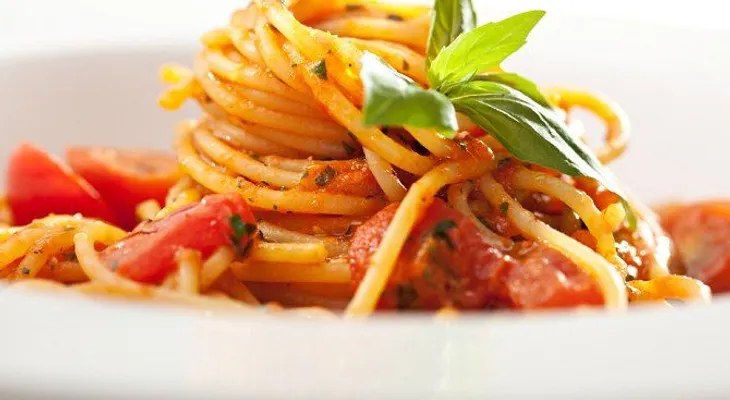 Espagueti cremoso con salsa de pimientos y cebolla