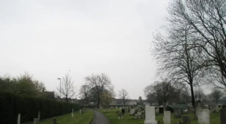 Arrestan a un fantasma en el cementerio de Kingston