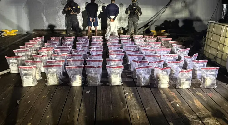 Intervienen narcolancha con dos hombres y 389 paquetes de presunta cocaína