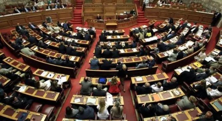Parlamento griego da el mandato al gobierno para negociar acuerdo con socios