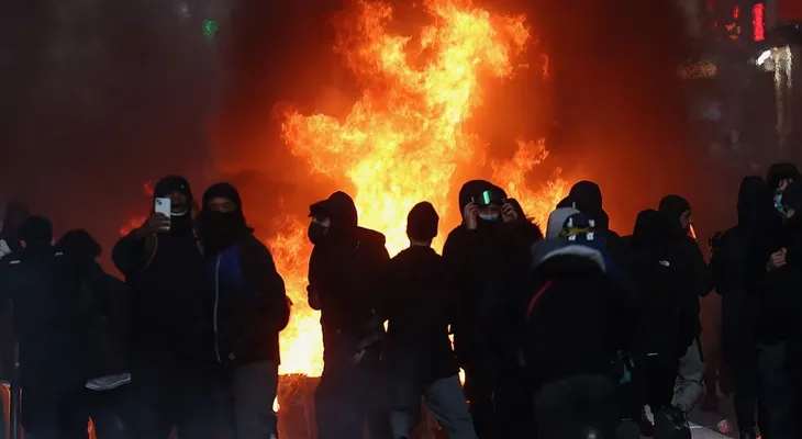 París vuelve a vivir disturbios y saqueos cerca de la plaza de la República tras las protestas por el costo de vida