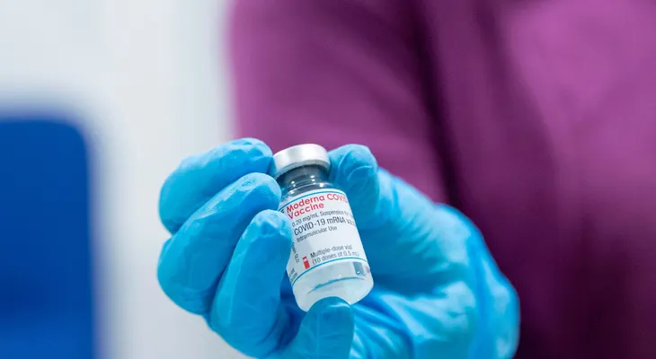 Vacunas de Pfizer y Moderna son efectivas en mujeres embarazadas y lactantes