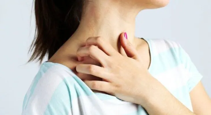 Cómo tratar la alergia a la joyería de fantasía