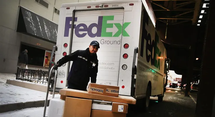 Usuarios llaman a FedEx el Grinch de la Navidad por retrasos en envíos en Nochebuena