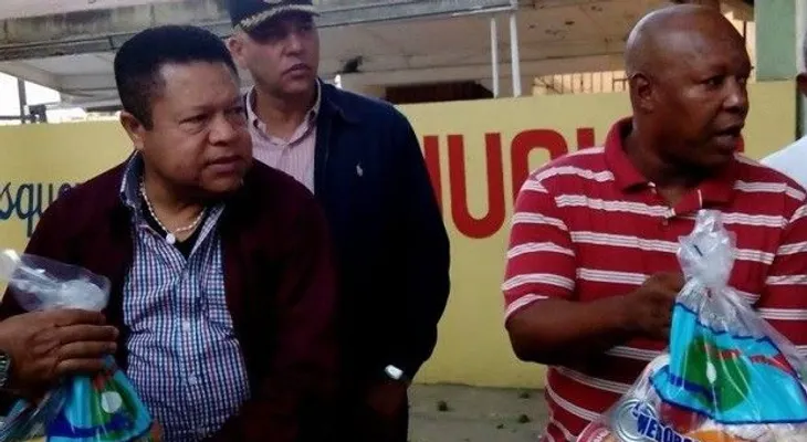 Comedores Económicos entrega alimentos en sectores de SDE y Haina