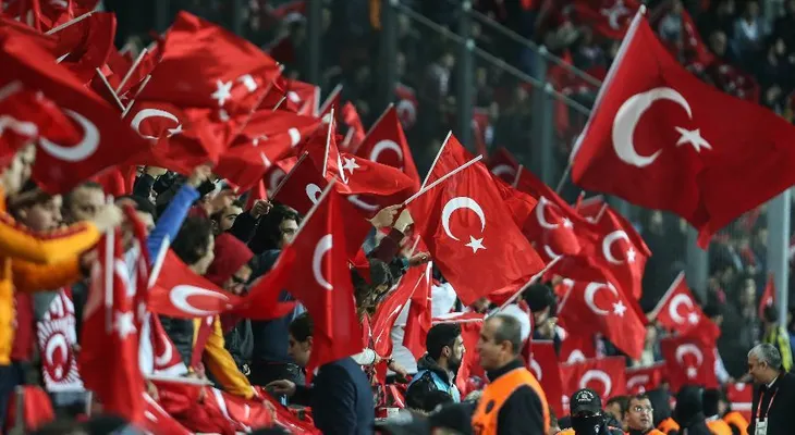 Hinchas abuchean durante minuto de silencio por víctimas de París antes del partido de fútbol entre Turquía y Grecia