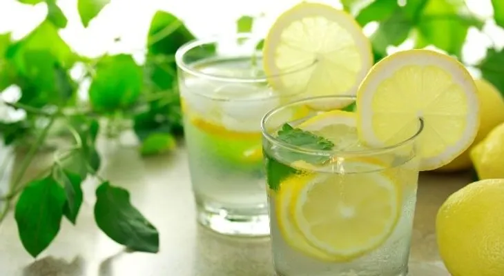 ¿El agua con limón ayuda a perder peso? 
