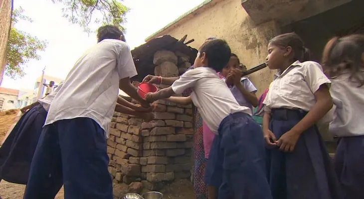 97 niños hospitalizados en India tras comer un menú escolar