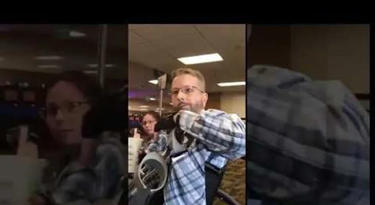 Un hombre insulta y golpea a otro en un aeropuerto de EE.UU. por hablar español con su madre