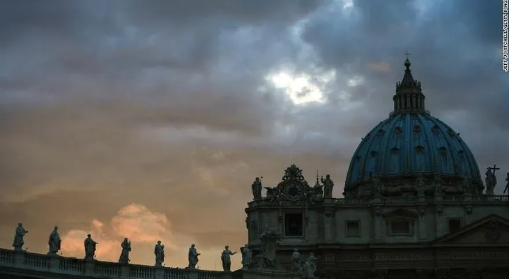 Procesan exdiplomático del Vaticano por cargos de pornografía infantil