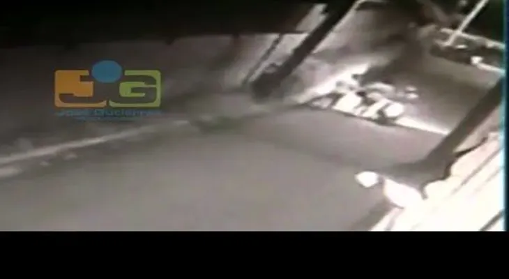 Atracadores acaban con todo en calle de Santiago