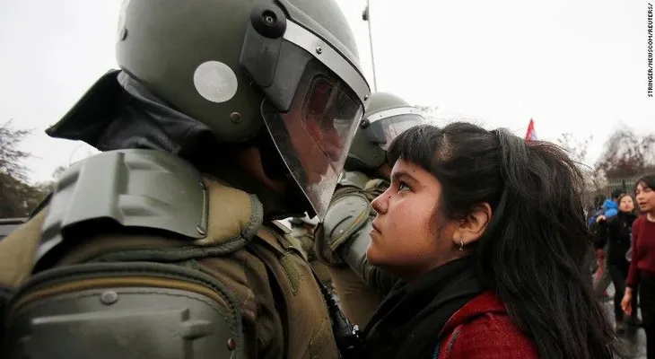 La imagen viral de la mirada desafiante de una manifestante en Chile
