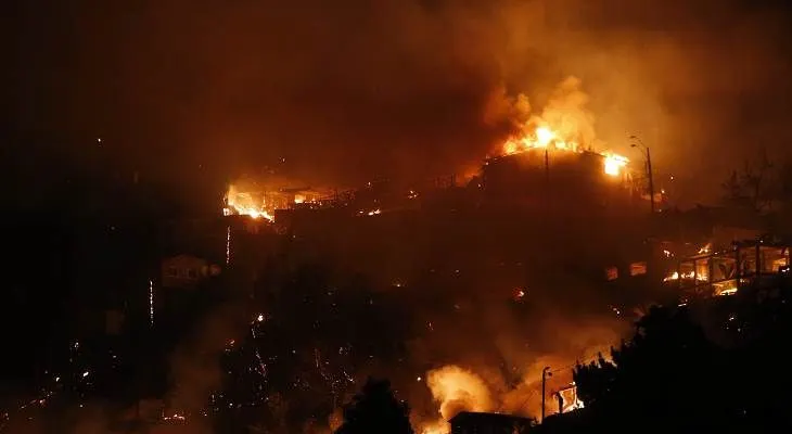 Al menos siete muertos en incendio en el puerto Valparaiso en Chile 