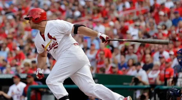 Cardenales remontan y vencen a Cachorros 